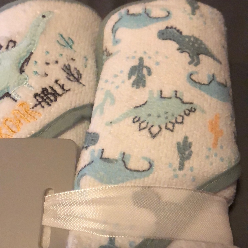 NWT Le Top Bebe Baby 3 Pack Dinosaur Hooded Towels - 28" x 28"- 100% Polyester - Picture 5 of 11